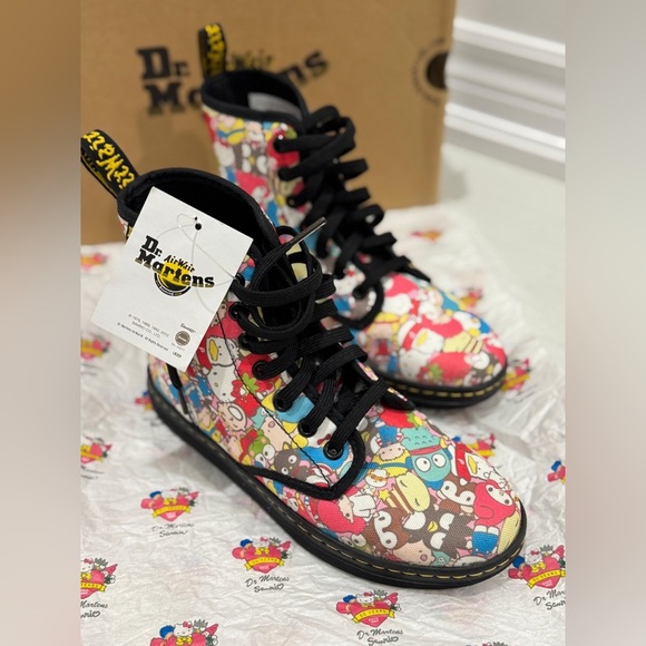 Hello Kitty Dr Martens Rare Limited Edition Women’s Size 5 US Sanrio - Picture 3 of 9
